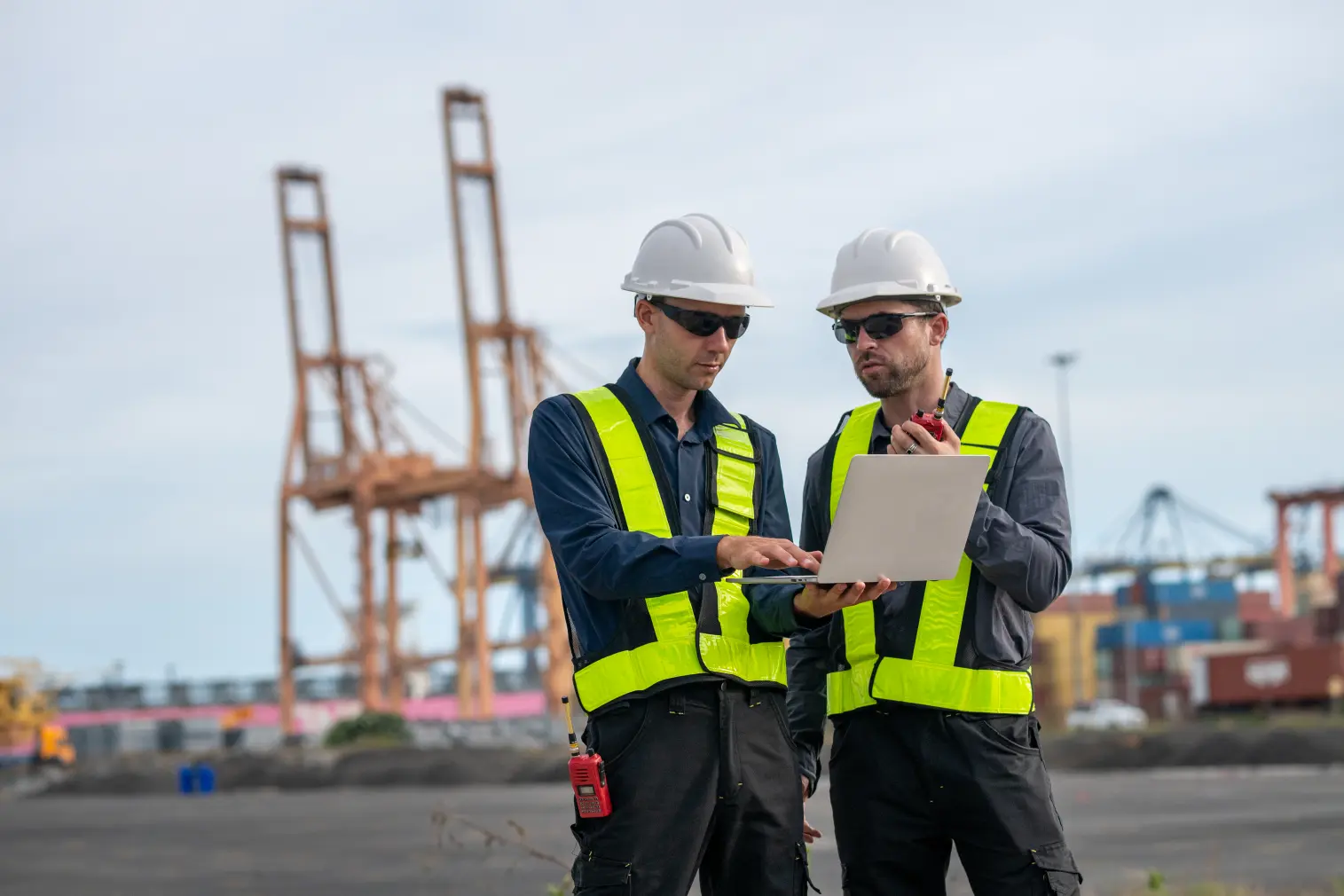 Equipo de una empresa de servicios portuarios coordinando la operación y la administración