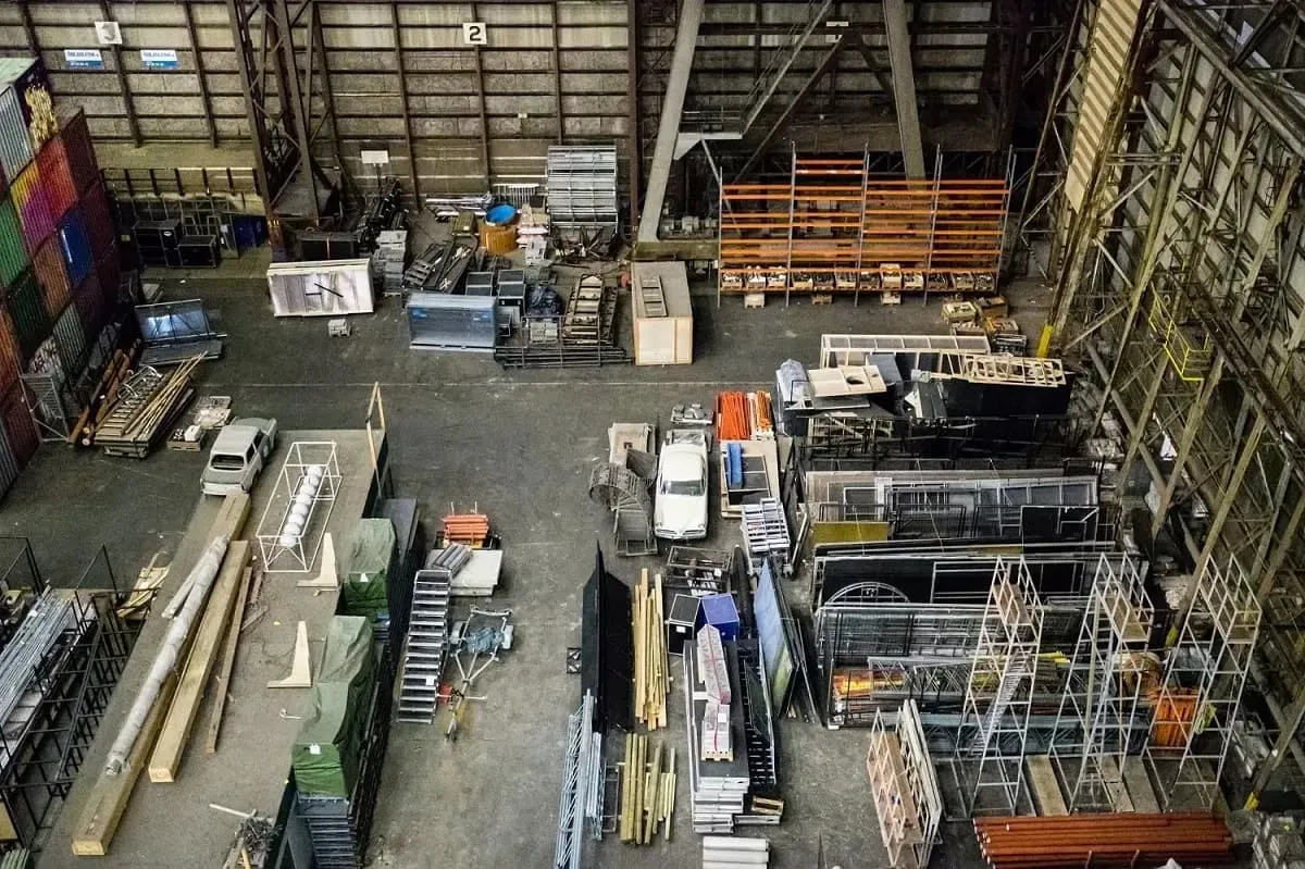 Planta de producción con materiales y trabajo en proceso.