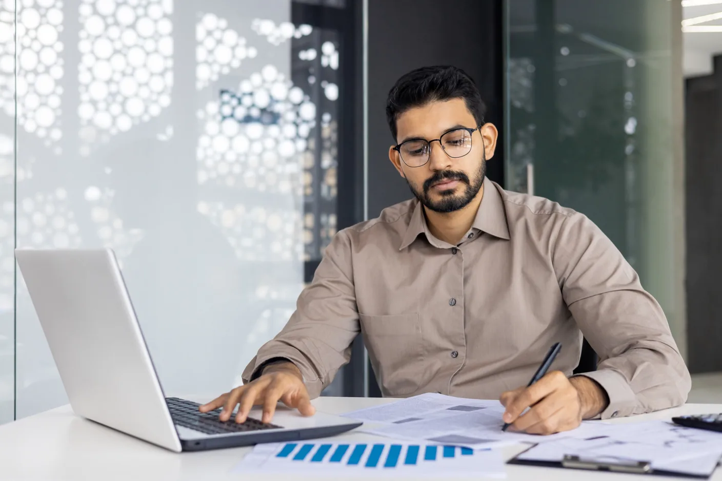 Comparación entre archivos de Excel y un ERP para controlar pedidos, inventarios y costos.