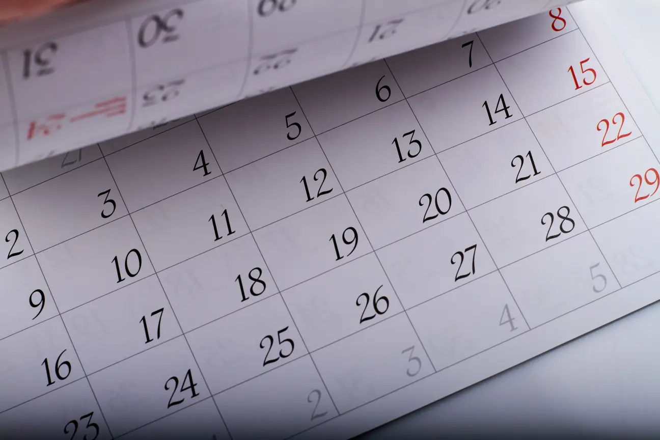 Empresa que prepara sus horarios y su operación para una jornada laboral más corta